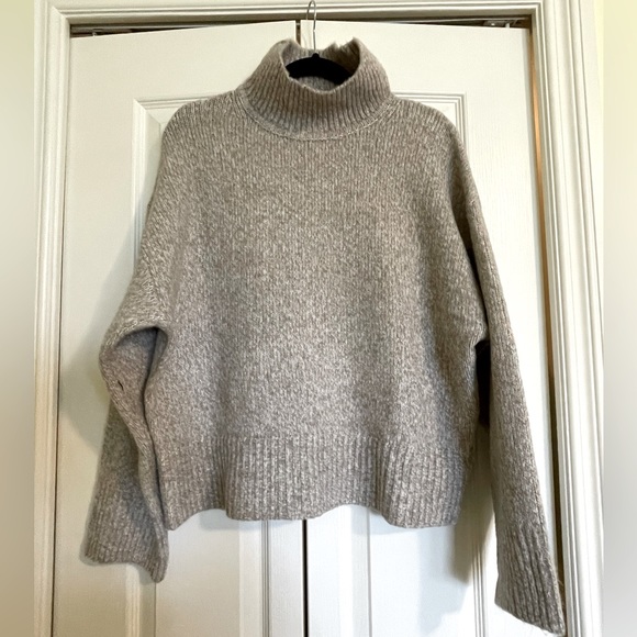BNWT H&M Sweater - Picture 1 of 4